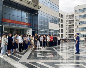 以练筑防，安全同行—保卫处联合图书馆开展消防安全管理培训暨防震减灾疏散演练活动